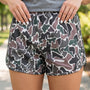 Calções desportivos com padrão de camuflagem multicolorido