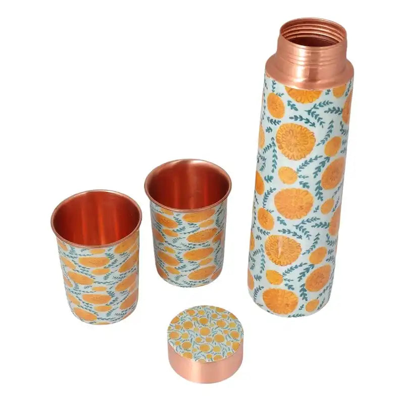 1L koperen metalen fles met goudsbloemafwerking voor het versterken van het immuunsysteem, volgens de Ayurvedische principes.
