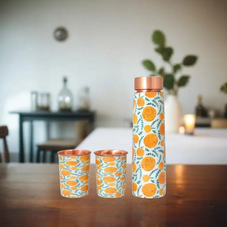 1L koperen metalen fles met goudsbloemafwerking voor het versterken van het immuunsysteem, volgens de Ayurvedische principes. &ndash; 100% Zuiver Ayurvedisch Koper (950ml) | RedBlad