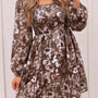 Brauner abstrakter Blumenmuster mit quadratischem Ausschnitt und langärmligem Mini-Shift-Kleid
