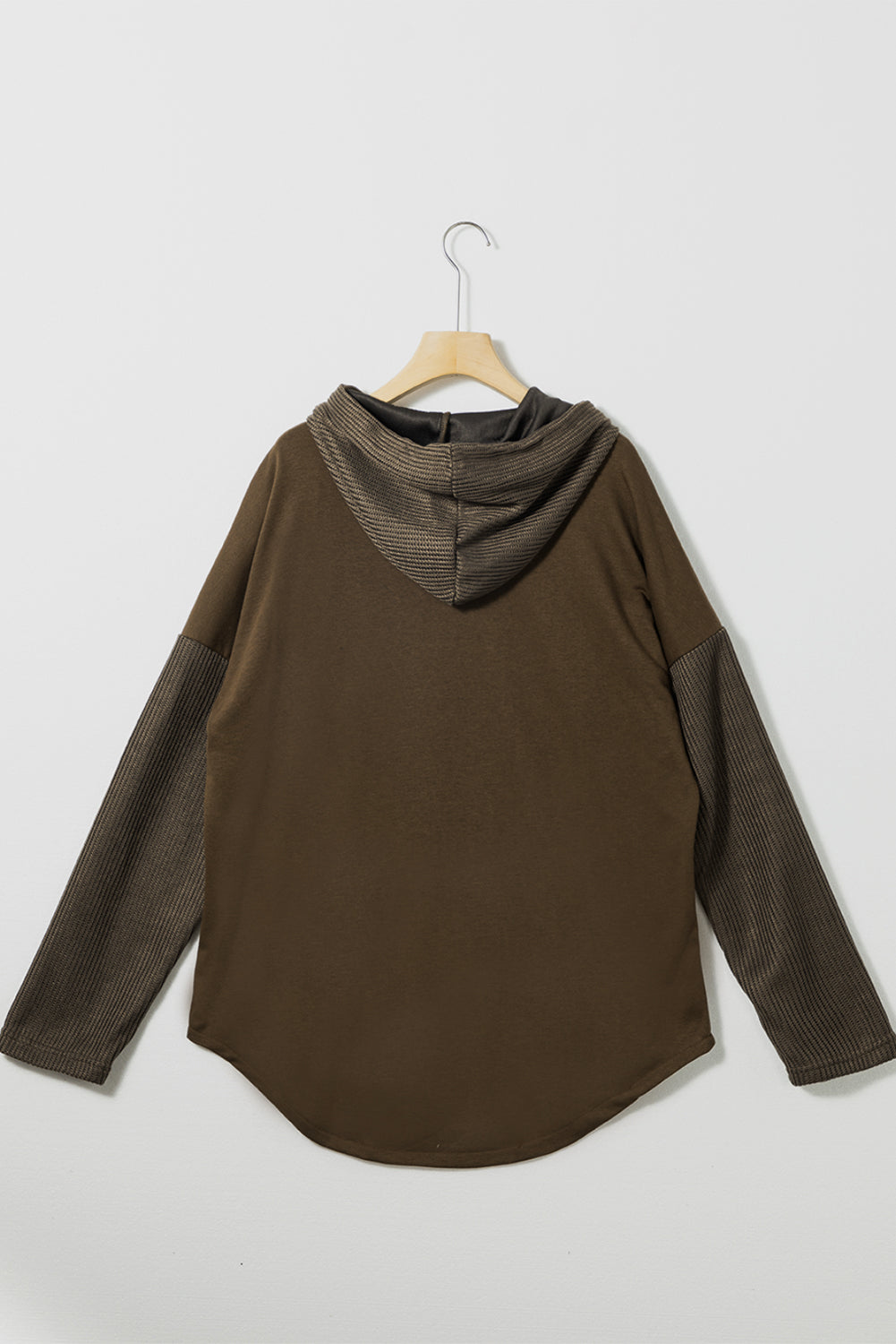 Chemise marron foncé boutonnée, manches contrastantes en maille, veste à capuche