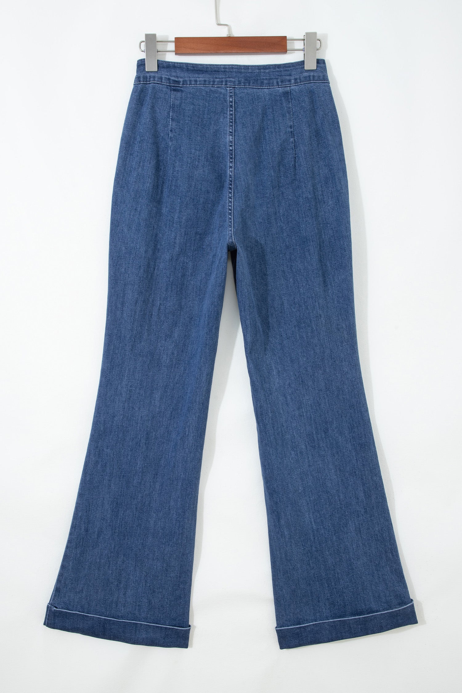 Ashleigh Blue Golden Button Detail Rolled Edge Flare Leg Jeans - Damesmode Afbeelding 5