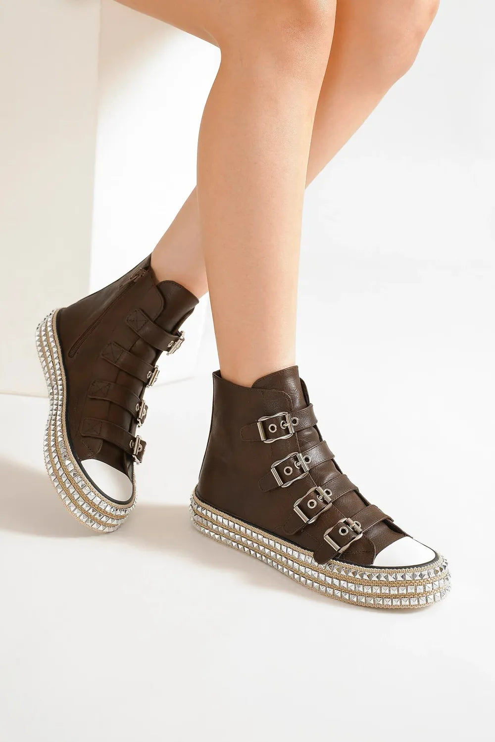 Beast Fashion Multi-Buckle Straps Studded Platform Sneakers - Luxe Damesmode & Kleding Collectie | Redblad Nederland