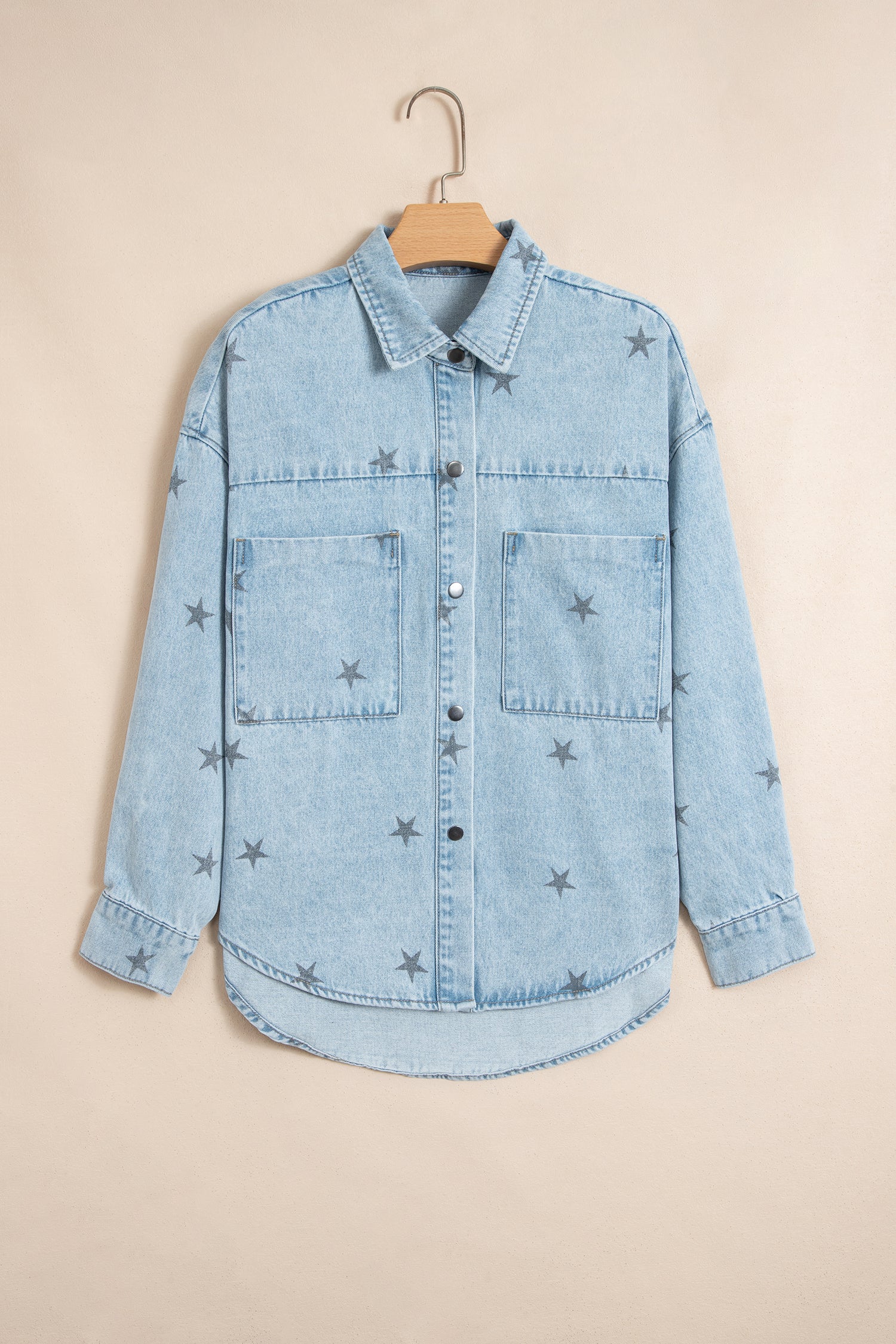 Camisa de manga comprida, colarinho com padrão de estrelas azul-céu e casaco de ganga
