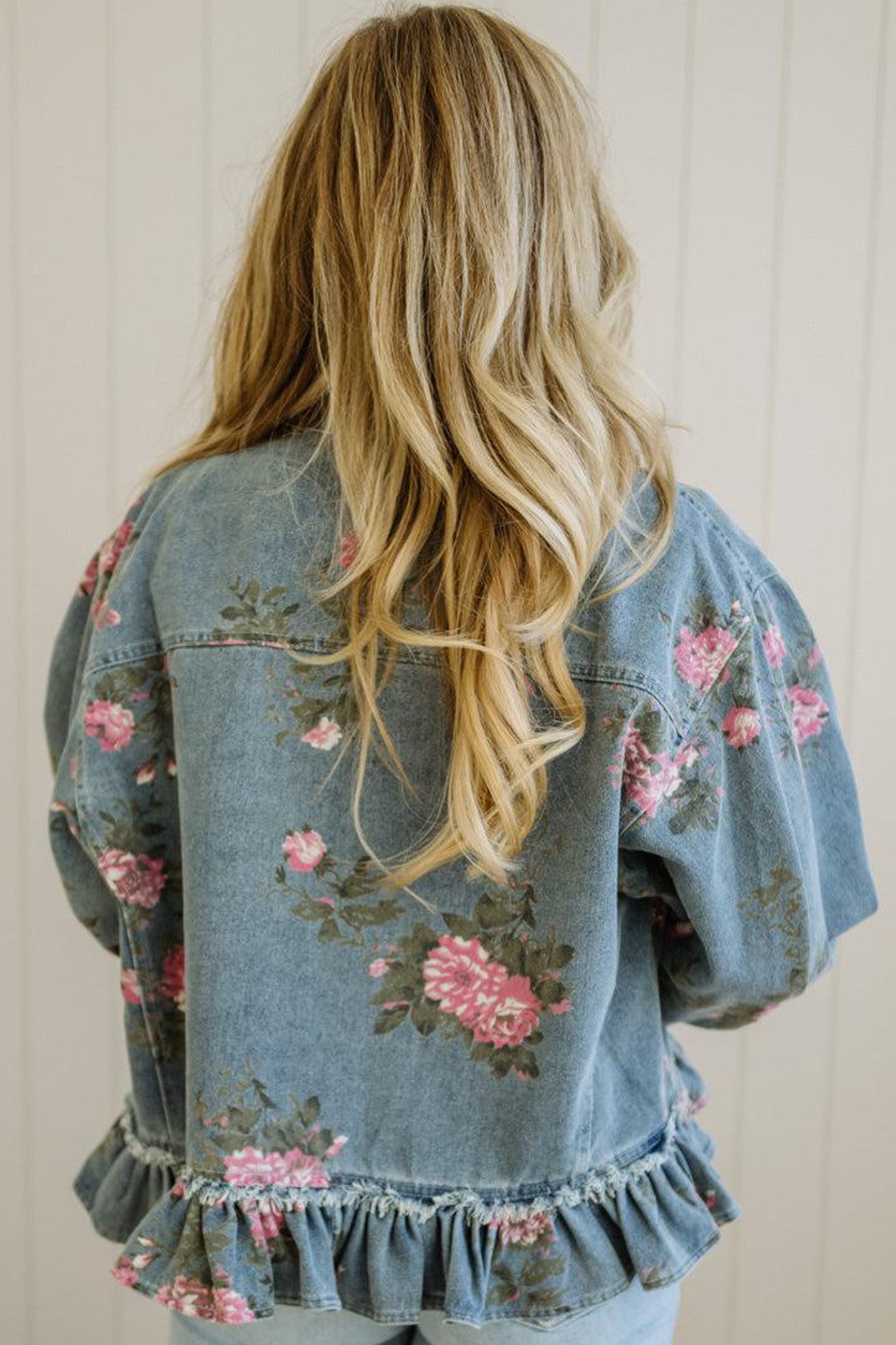 Dunkelblaue Jacke mit Blumenmuster und Rüschen-Saum