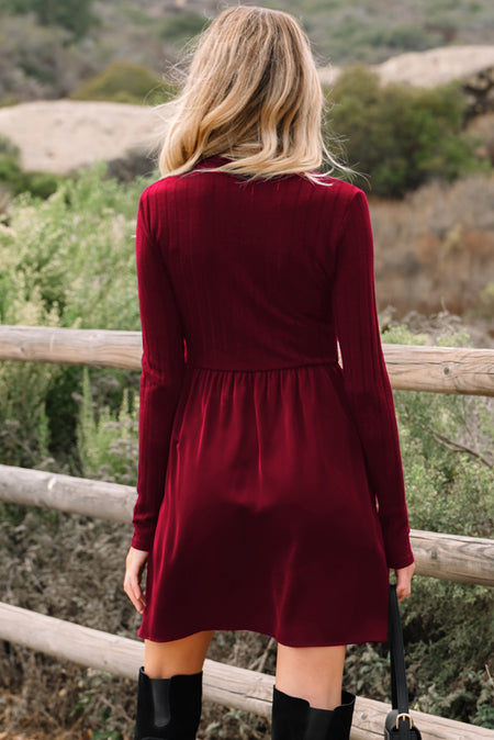 Rotes Dahlia-Rüschenhals-Ribben-Patchwork-Langarm-Minikleid - Detail