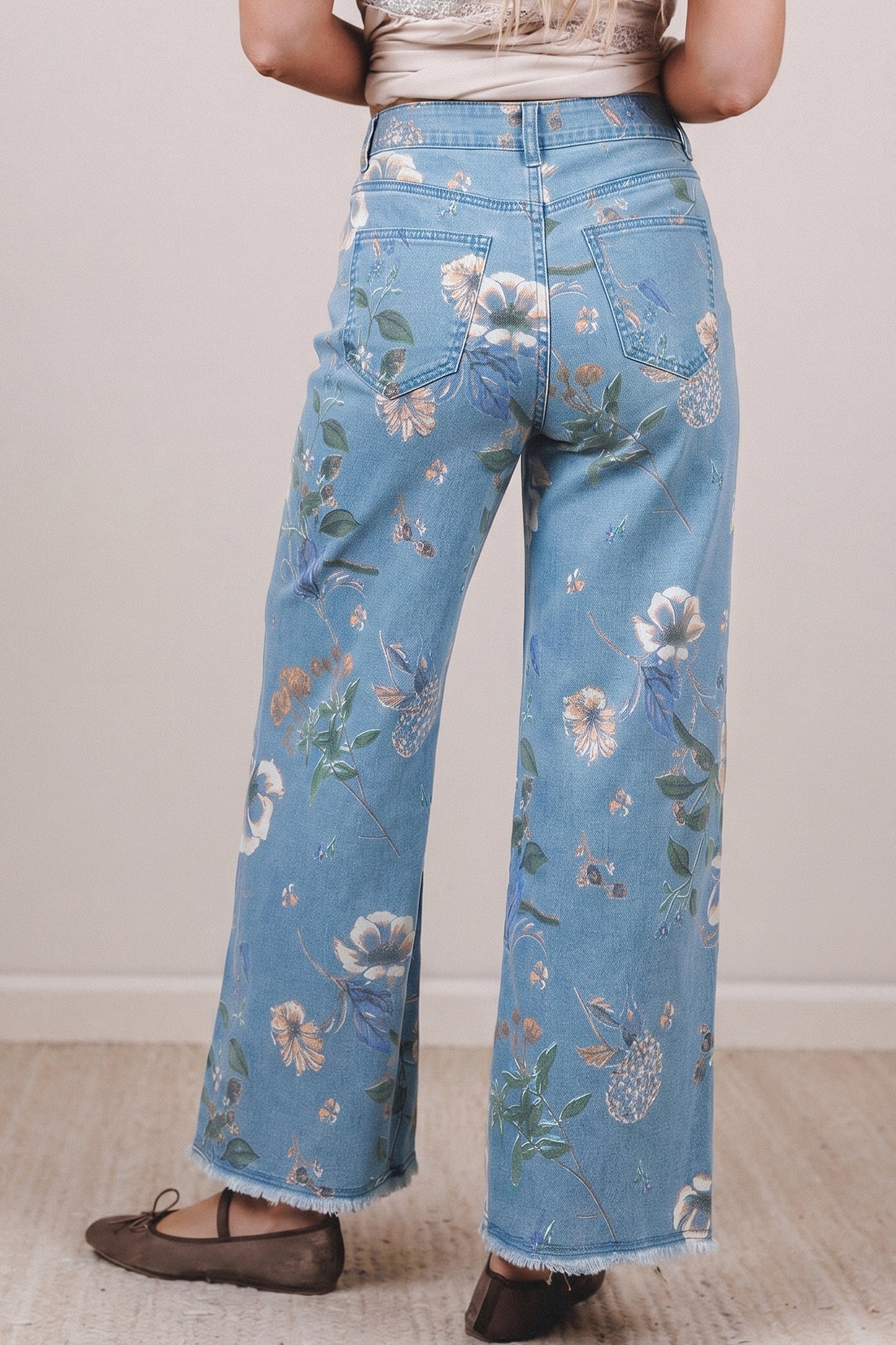 Jeans Sky Blue Retro com Estampado Floral Desfiado com Bainha