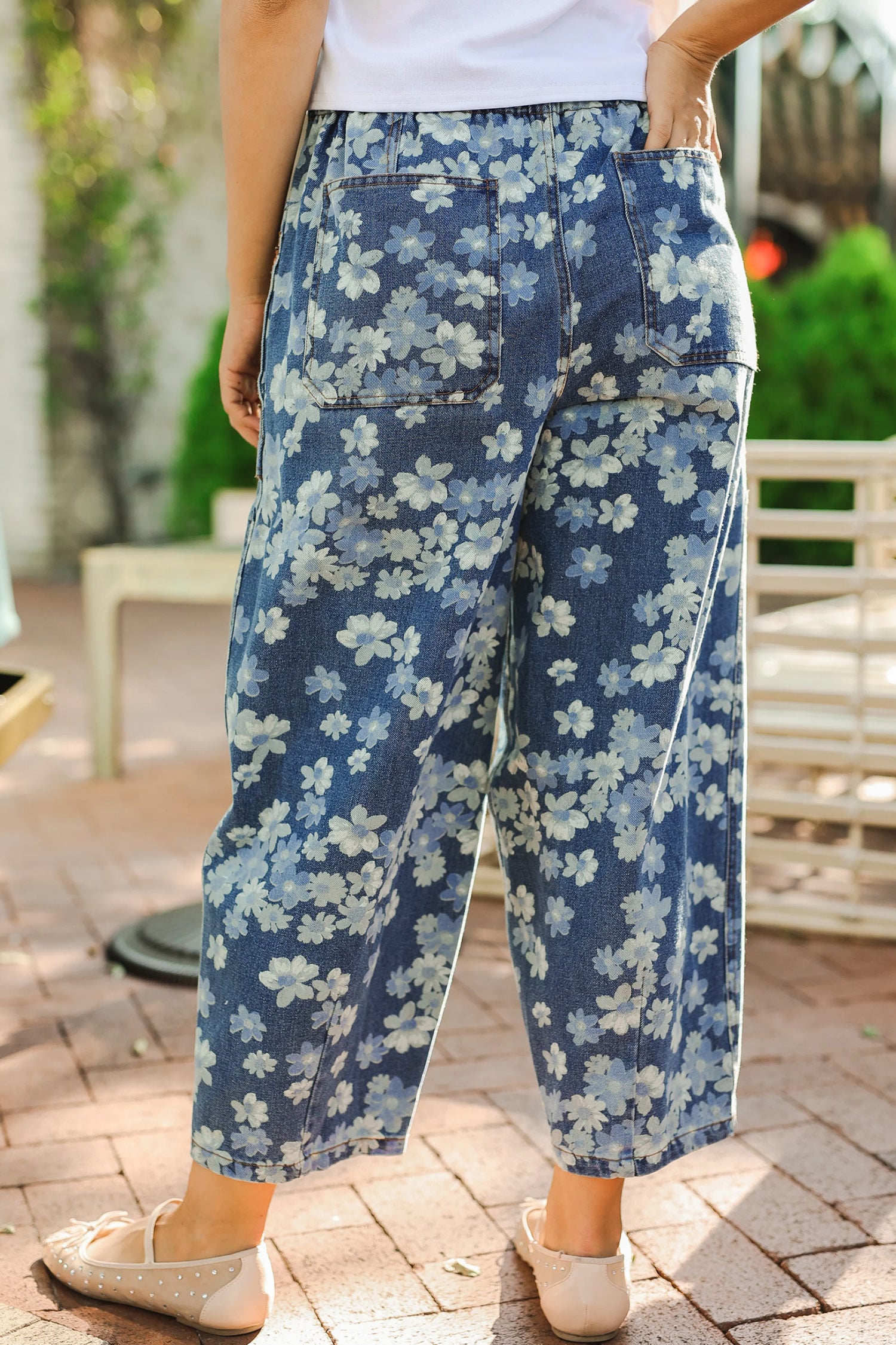 Jeans a botte floreale con stampa floreale azzurro cielo