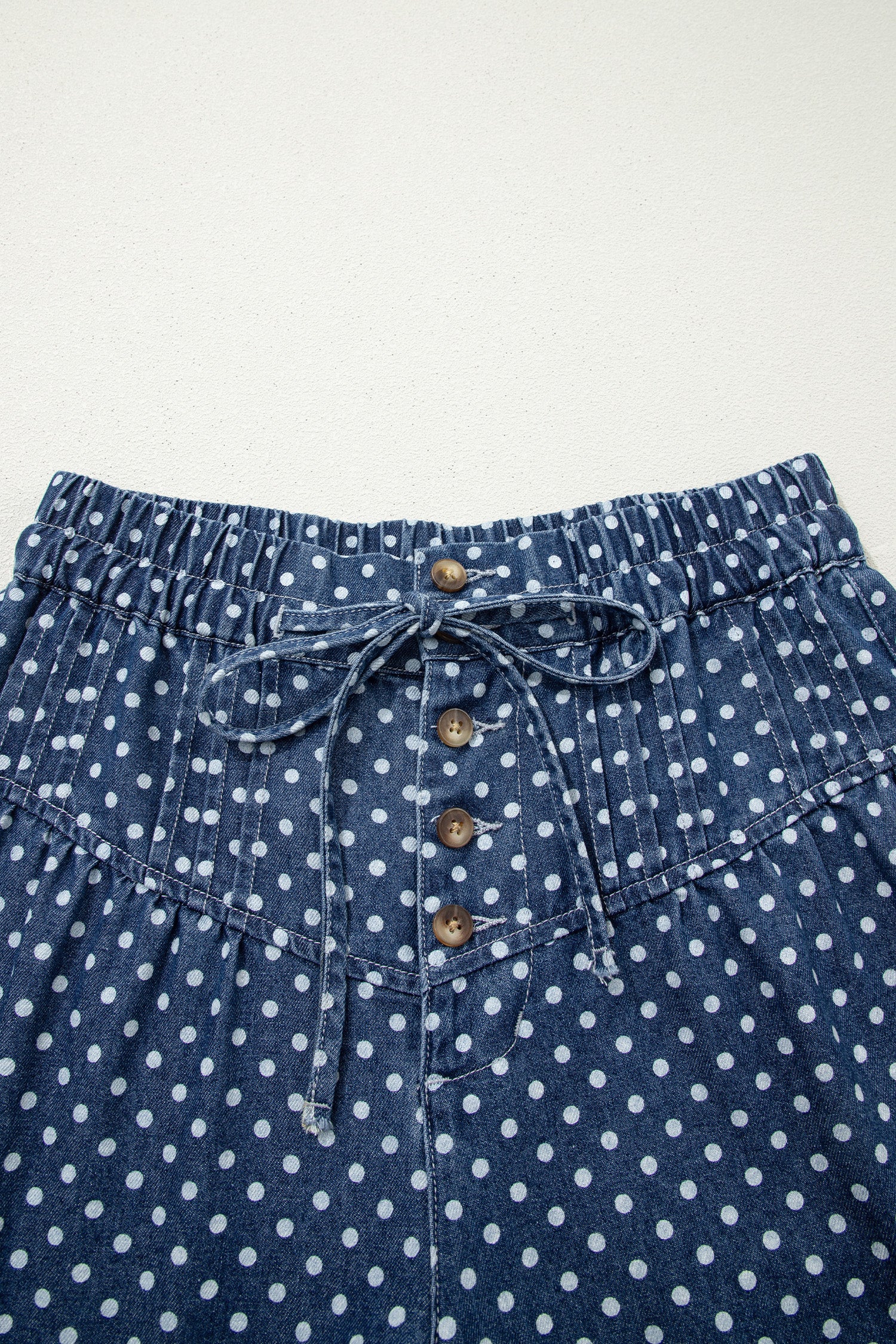 Himmelblaue Polka-Punkte-Knopf-Falten-Detail-Jeans mit weiten Beinen