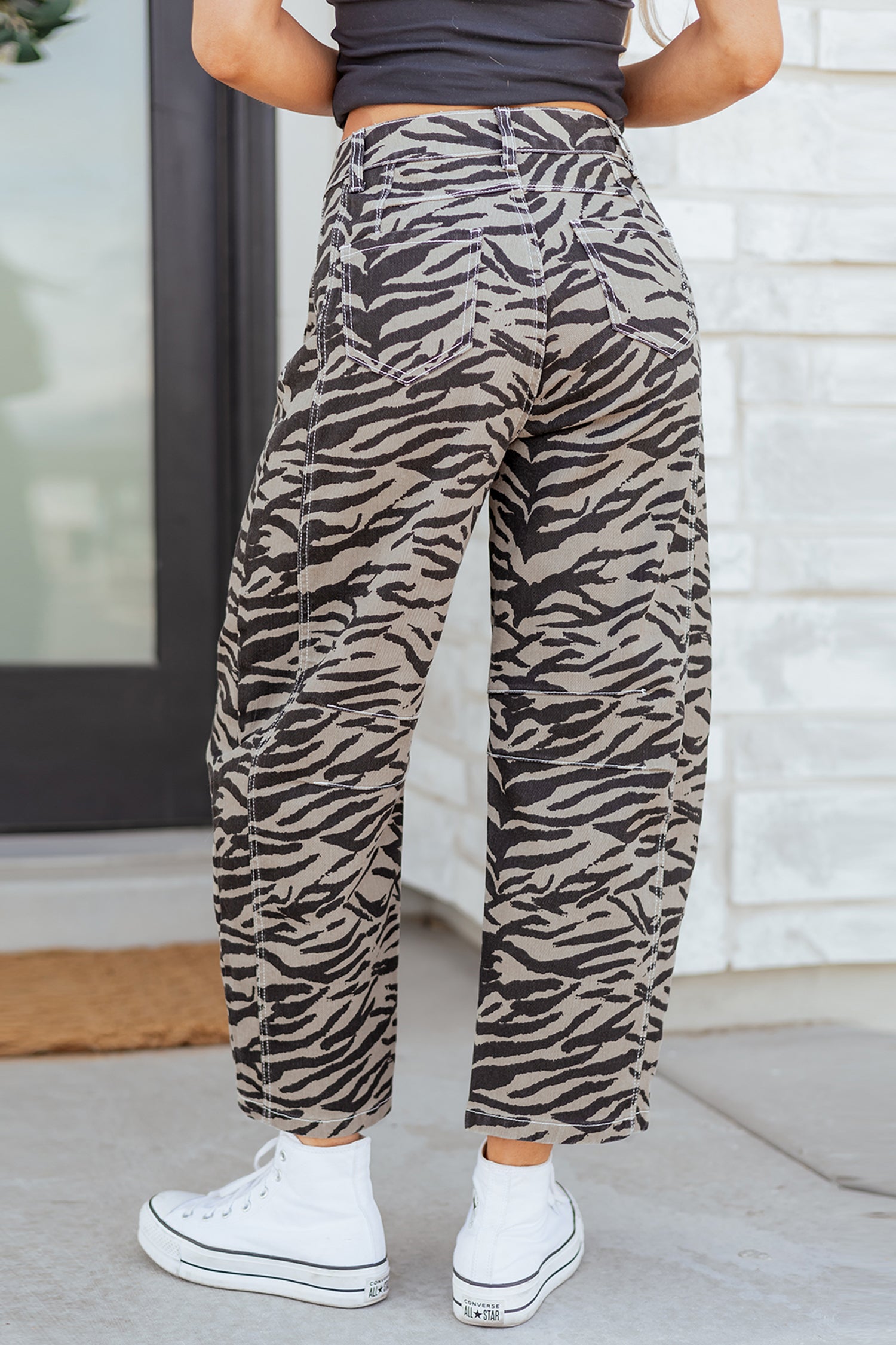 Jeans a righe zebra grigie stampati con canna larga