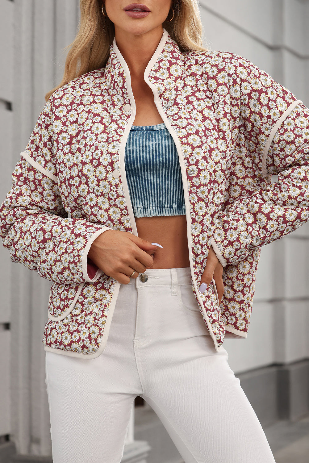Casaco de gola alta com bolsos com borda contrastante e borda floral cor-de-rosa