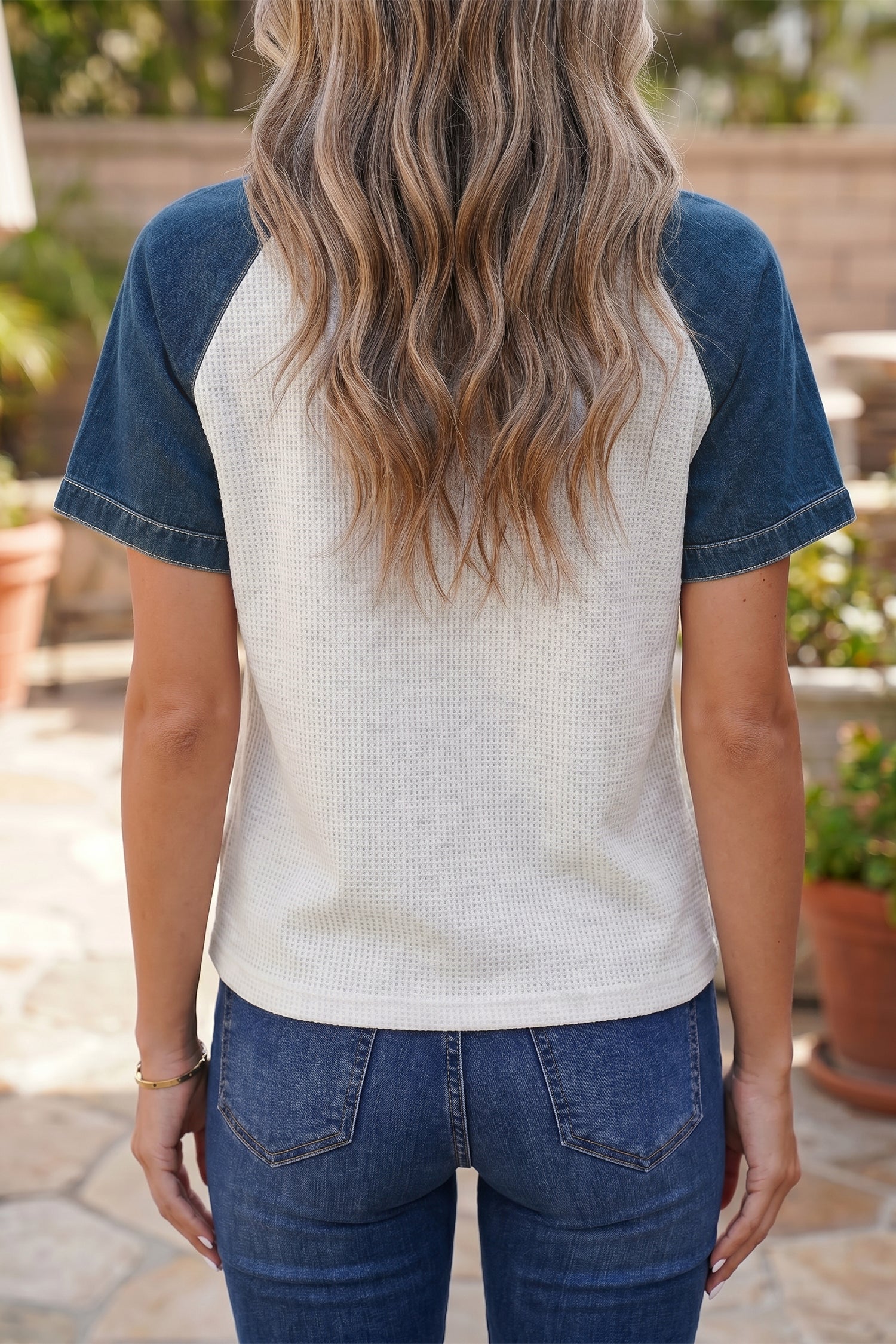 Weiß strukturiertes Denim-Patchwork-T-Shirt mit Polokragen