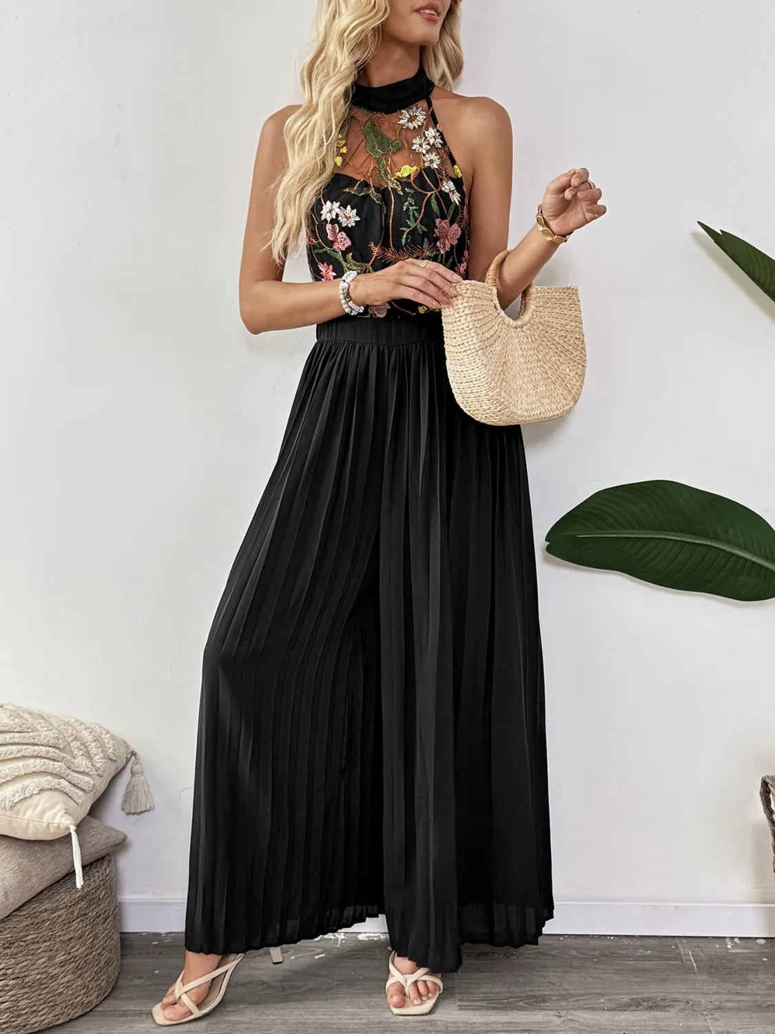 Floral Embroidered Halter Neck Pleated Jumpsuit - Exklusive Damenmode & Kleidung Kollektion | Redblad Deutschland
