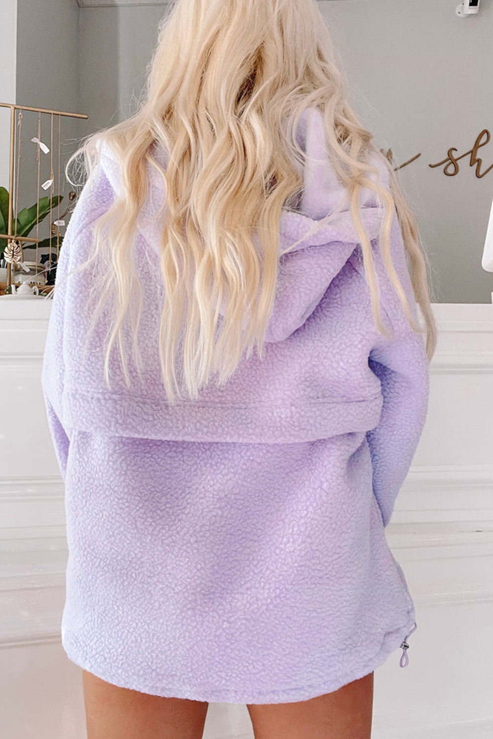 Bluza z kapturem z miękkim sznurkiem na kieszeni Lavendula z naszywką i miękkim sznurkiem