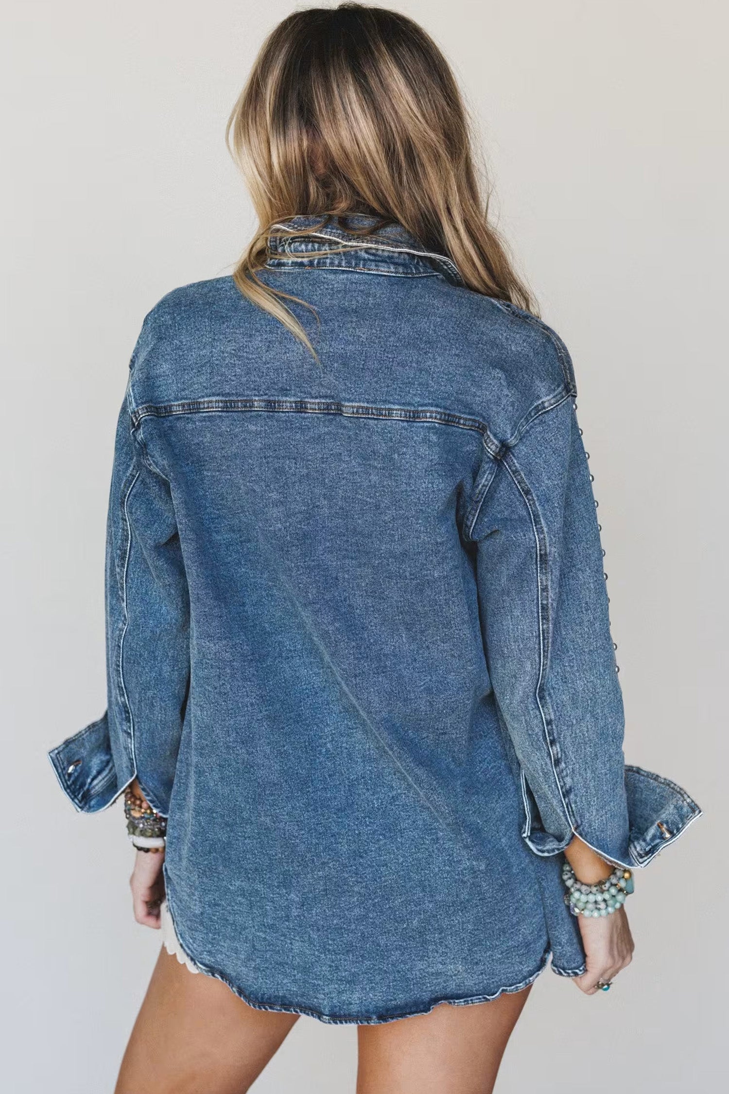 Veste en jean à manches longues à coupe régulière à la coupe régulière avec rivets bleus voiles
