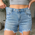 Beau Blue Asymmetric Raw Hem Distressed Whiskery Denim Shorts - Damesmode Afbeelding 1 - Foto 1