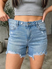 Beau Blue Asymmetrisk Raw Hem Distressed Whiskery Denim Shorts - Damesmode Afbeelding 1 - Miniatuur