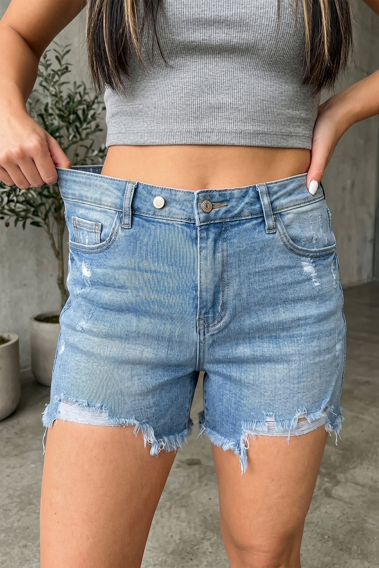 Beau Blue Asymmetric Raw Hem Distressed Whiskery Denim Shorts - Damesmode Afbeelding 1 - Damesmode