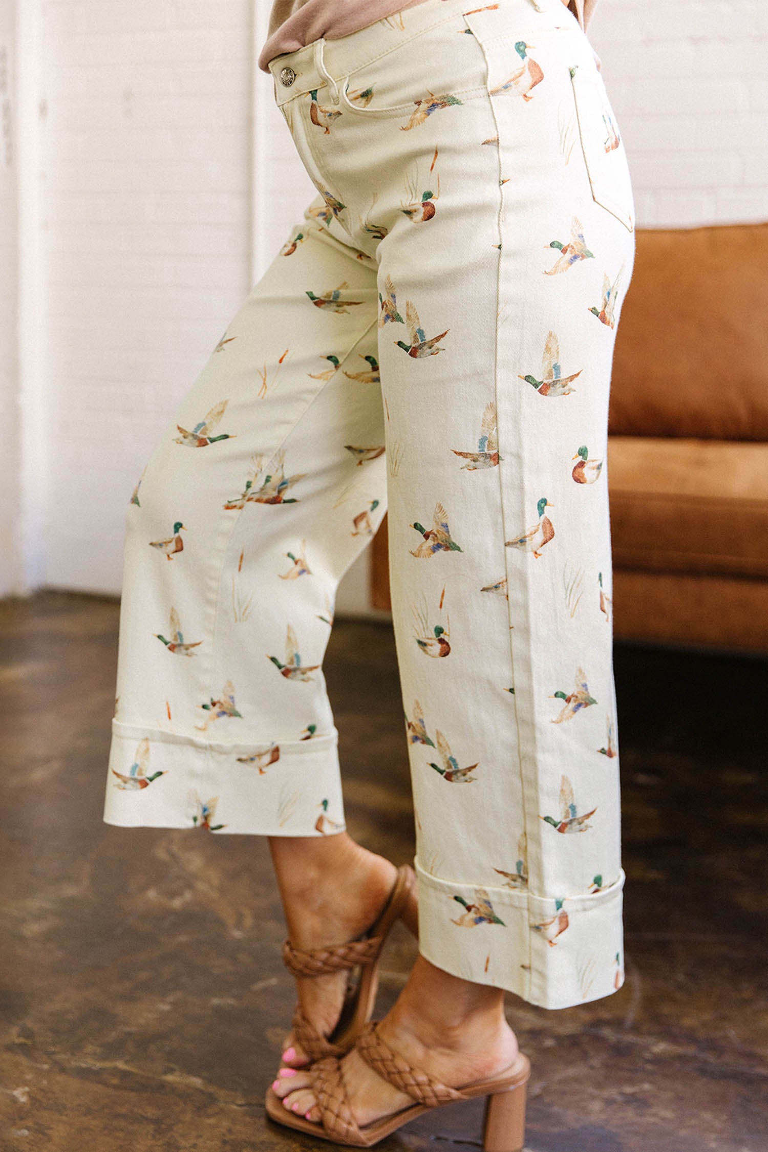 Beige Stylish Mallard Printed Cuffed Hem Shift Jeans - Damesmode Afbeelding 3