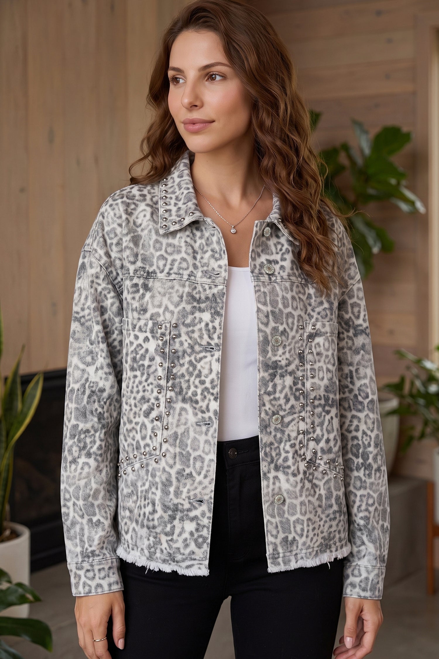 Khaki-Leopardenmuster mit Nietenkragen und Nieten-Denim-Jacke
