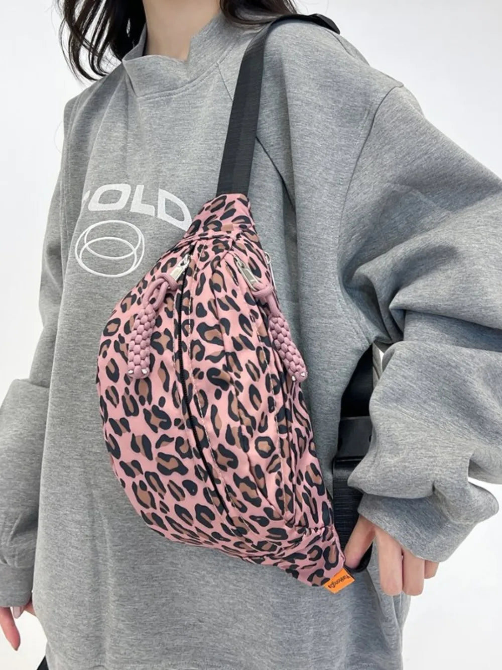 Leopard Nylon Crossbody Bag - Exklusive Damenmode & Kleidung Kollektion | Redblad Deutschland