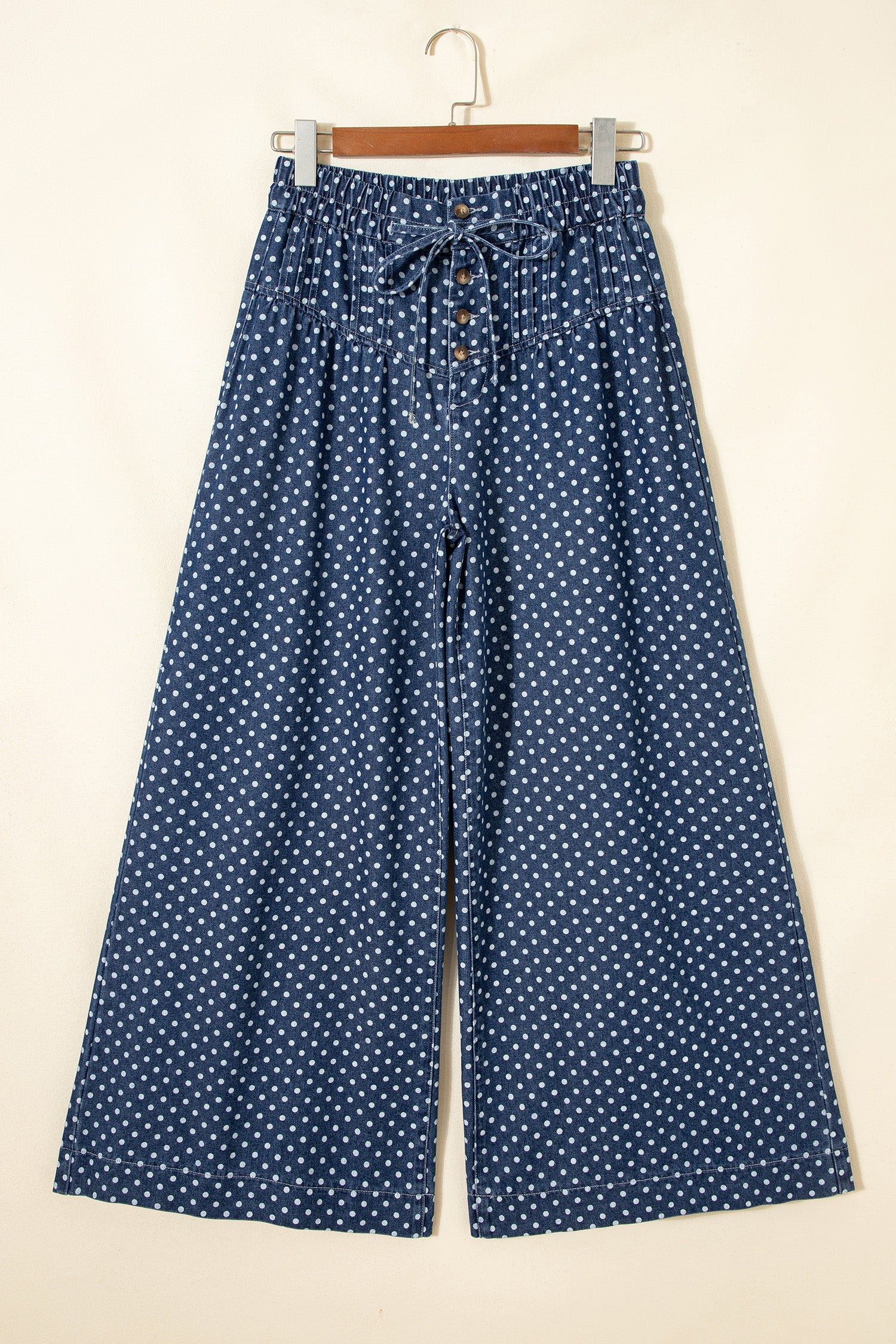 Himmelblaue Polka-Punkte-Knopf-Falten-Detail-Jeans mit weiten Beinen