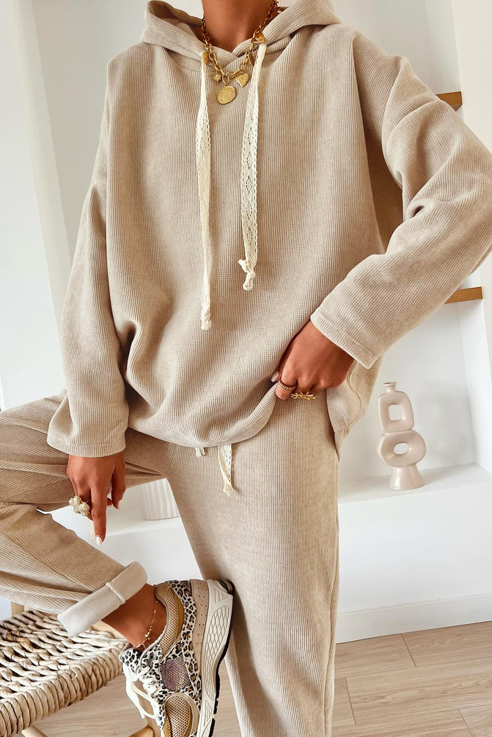 Pergamena con camicia leopardata felpa con cappuccio e pantaloni a vita alta Completo in velluto a coste