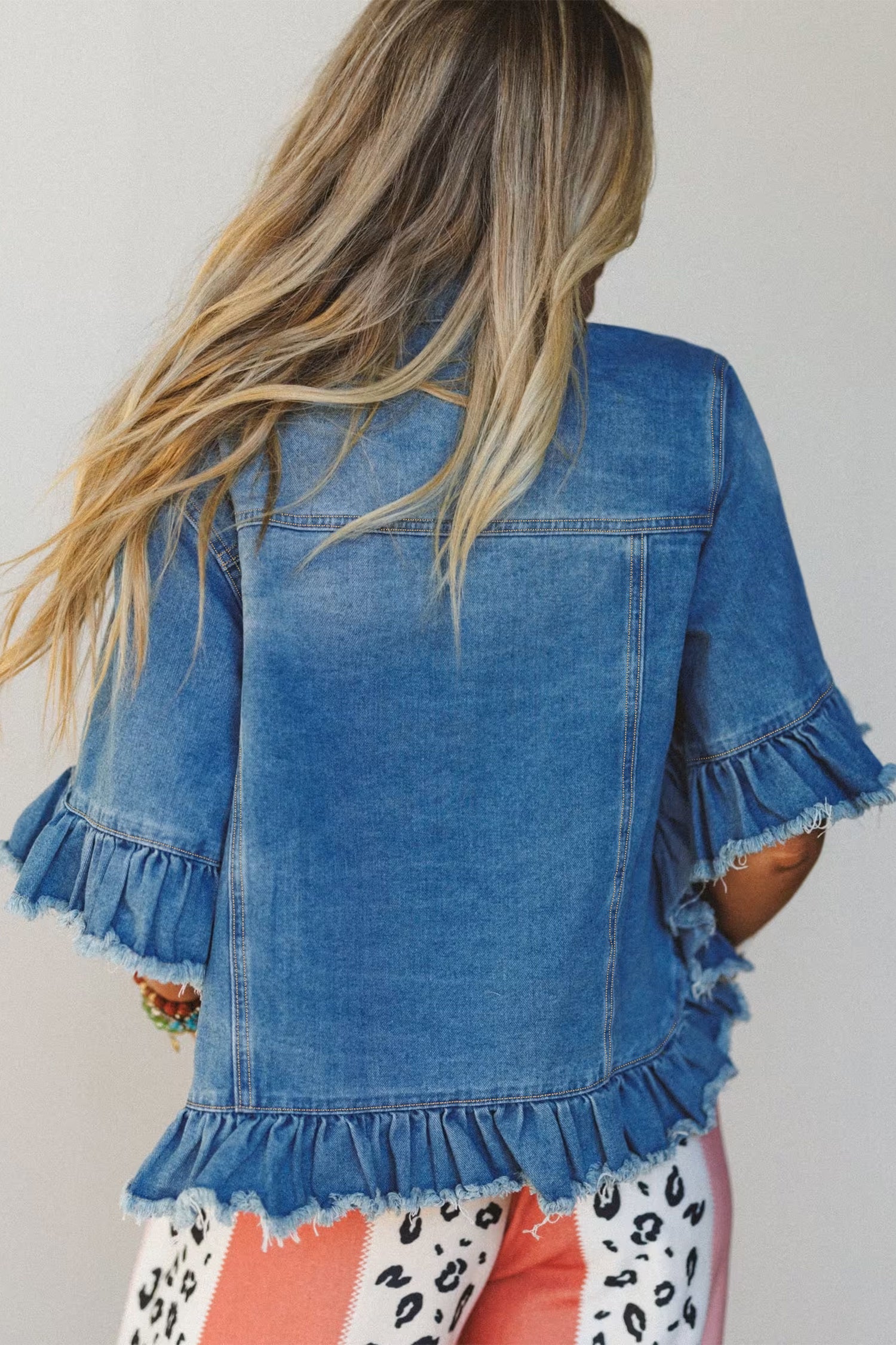 Veste western en jean à manches courtes à volants bleu avec bord brut - Image de mode féminine 2