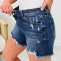 Beau Blue Asymmetric Raw Hem Distressed Whiskery Denim Shorts - Damesmode Afbeelding 6 - Foto 6