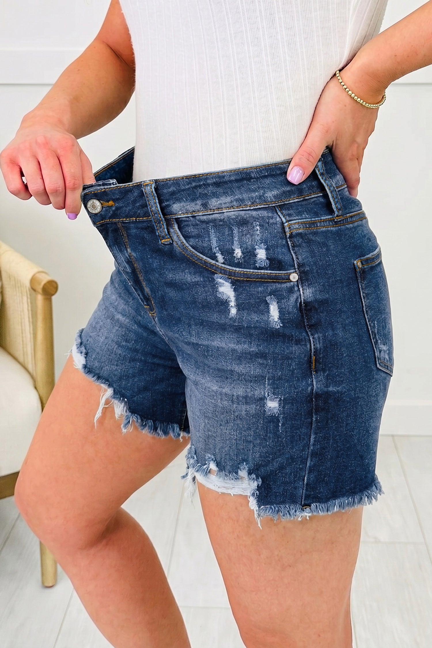 Beau Blue Asymmetric Raw Hem Distressed Whiskery Denim Shorts - Damesmode Afbeelding 6