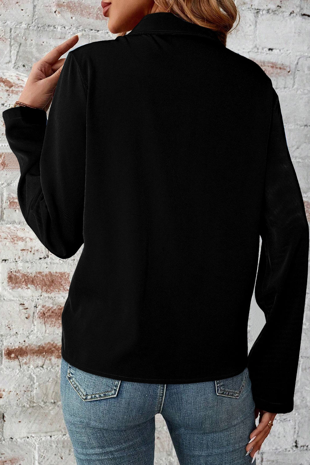 Veste noire à manches à boutons zippé et rabat - Image mode féminine 2