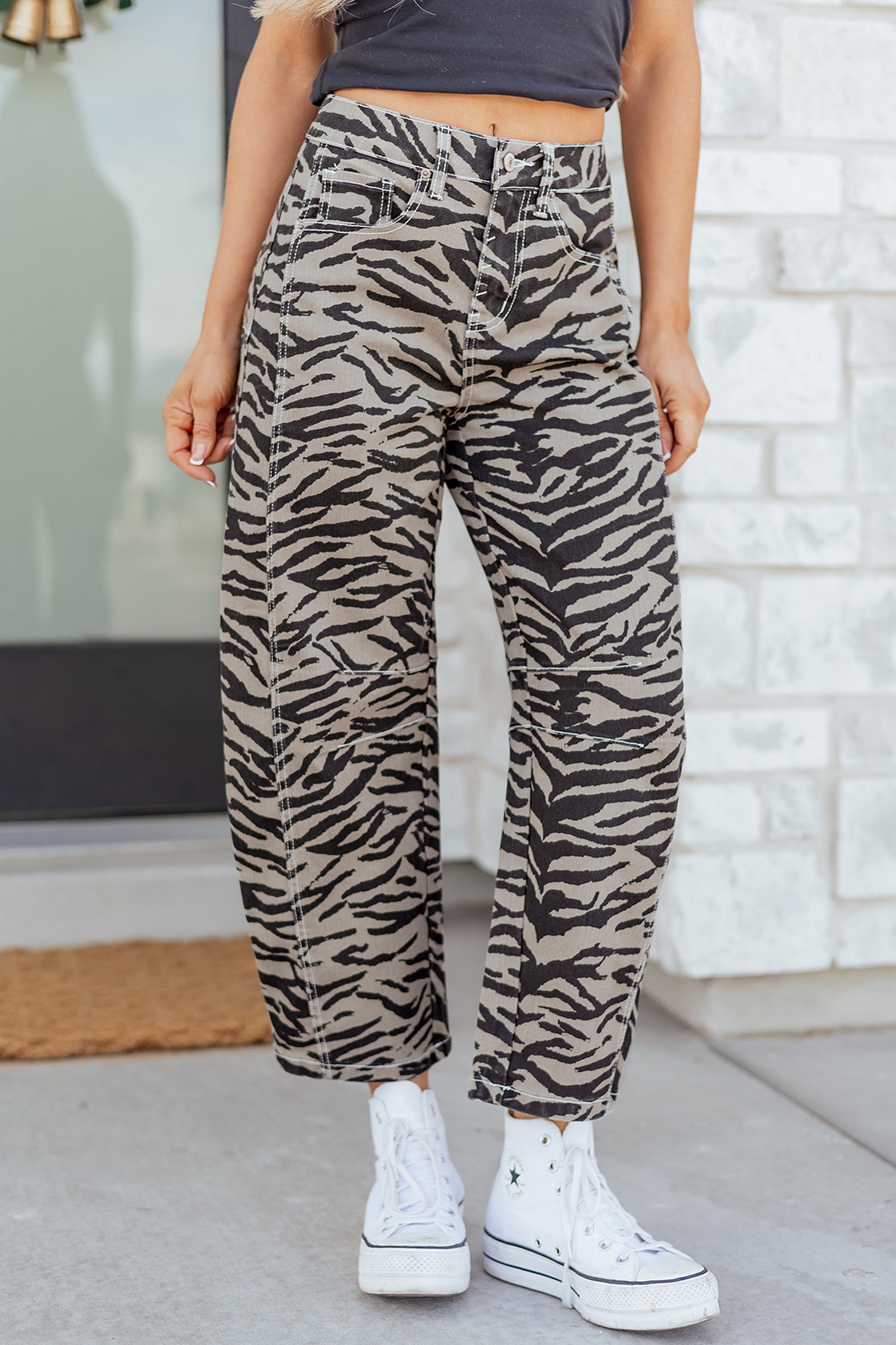 Jeans a righe zebra grigie stampati con canna larga