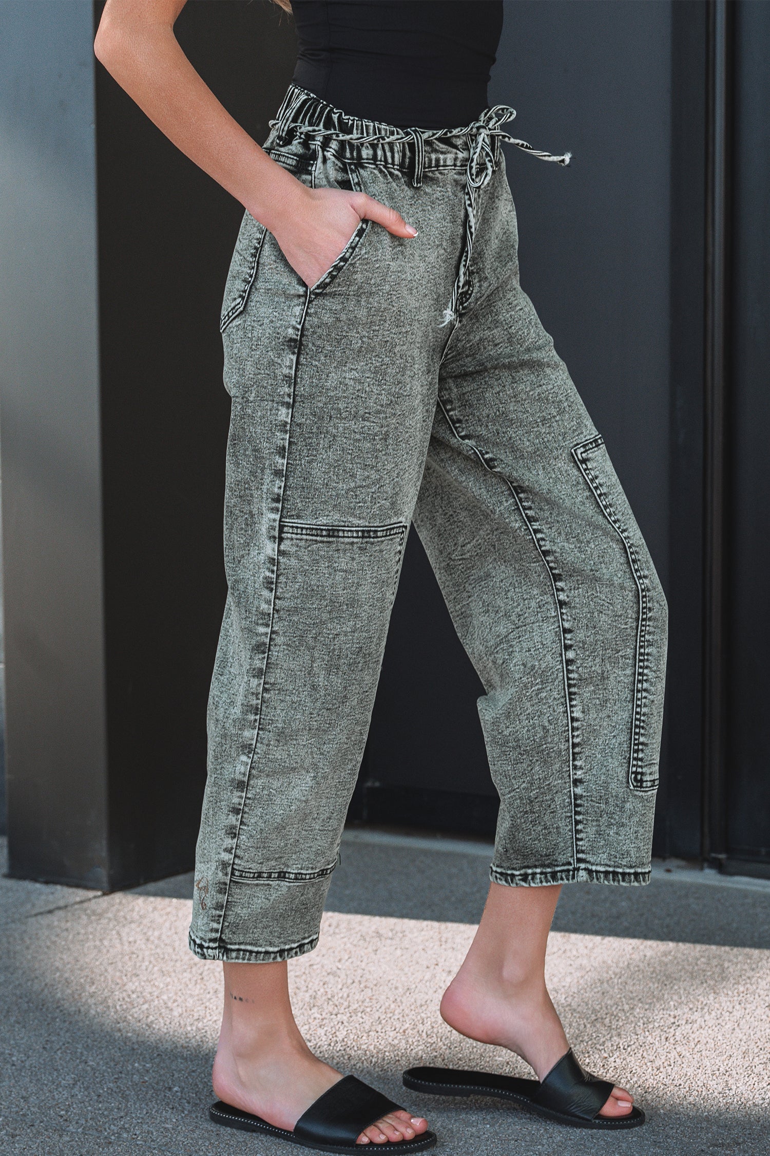 Graue Säure-Wash-Tie-Taille-Jeanshosen