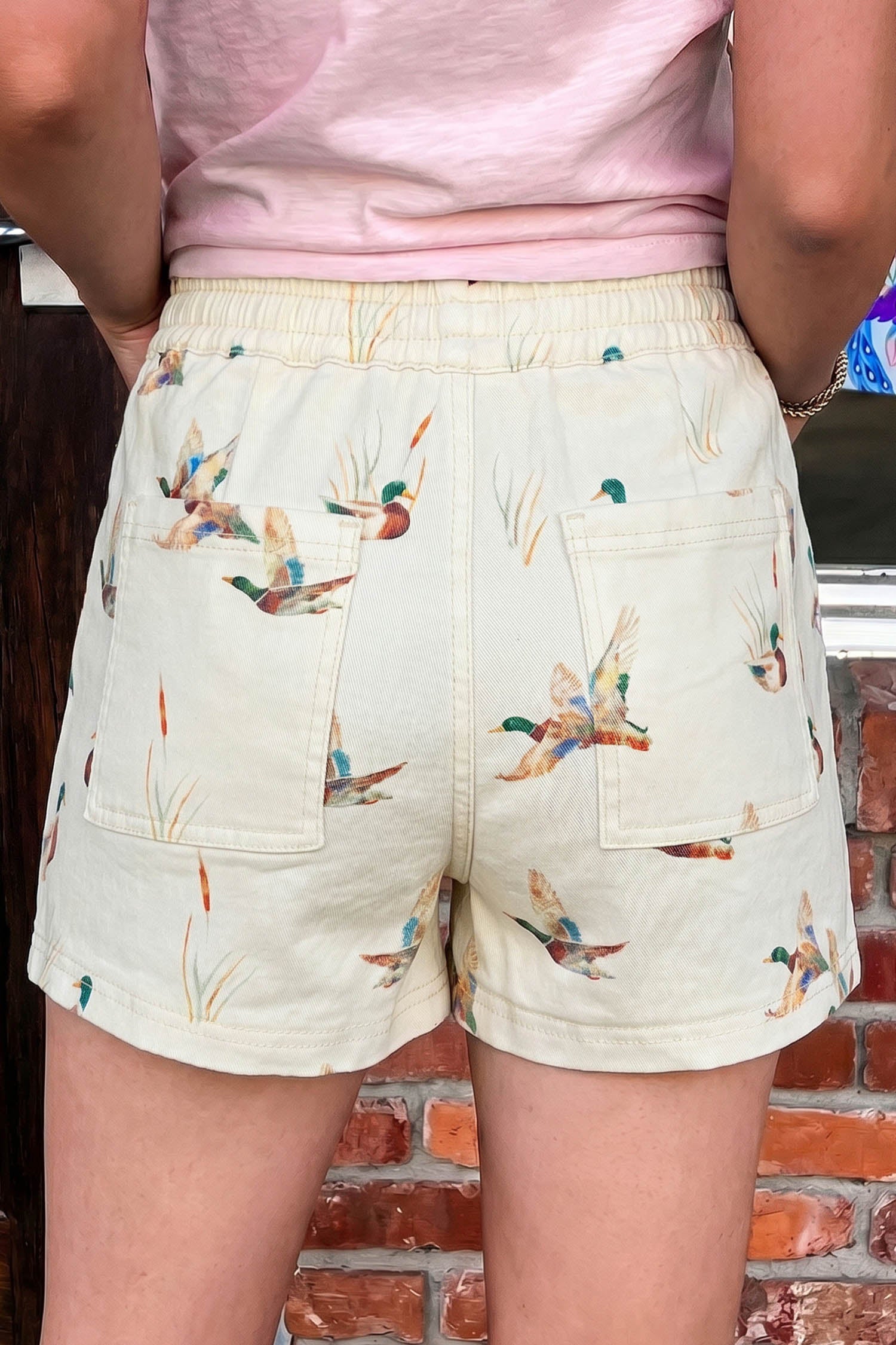 Beige Wildenten-Stockenten, bedruckt mit Jeansshorts aus Kordelzug
