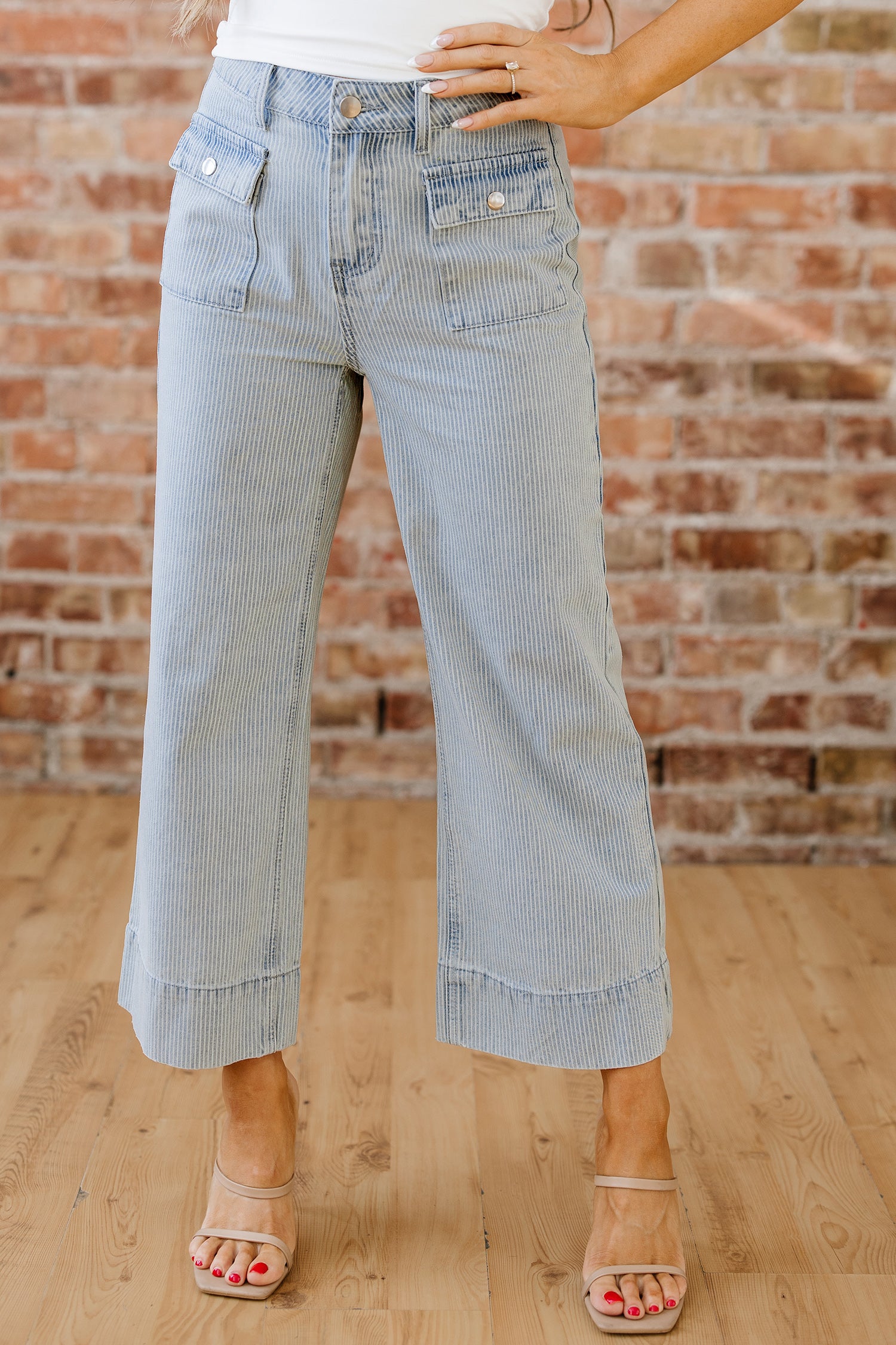 Himmelblå stribede knapklaplomme med manchetter, bred ben-jeans med brede ben