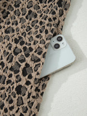 Khaki-Leoparden-strukturiertes, ärmelloses Minikleid mit Taschen - Miniatuur