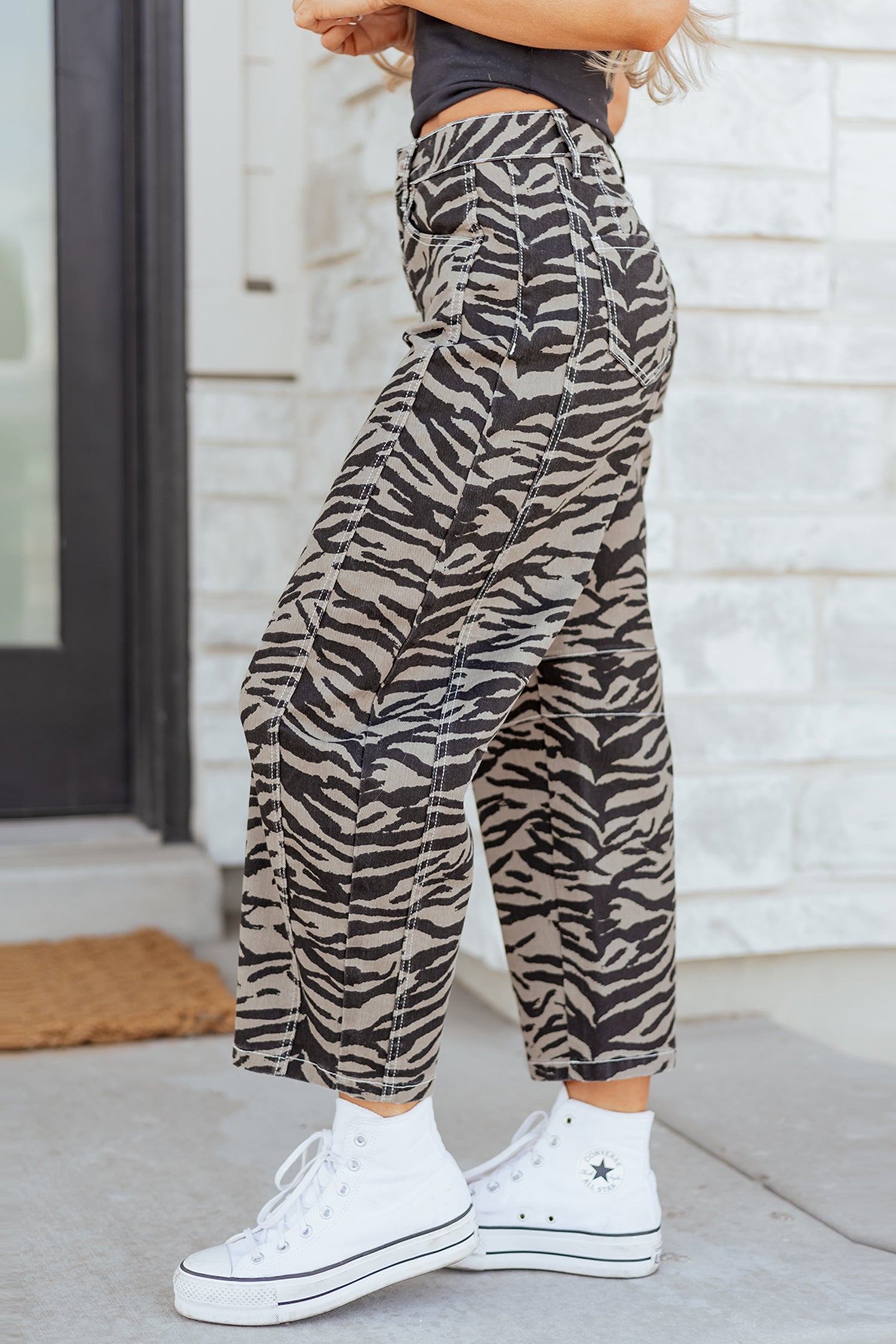 Jeans a righe zebra grigie stampati con canna larga