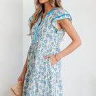 Himmelblaues Blumenmuster-Minikleid mit Kontrast und Umschlag mit Flatterärmeln - Thumbnail