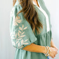 Smoke Green Color Block Patchwork V Neck Embroidered Puff Sleeve Babydoll Blouse - Foto 2