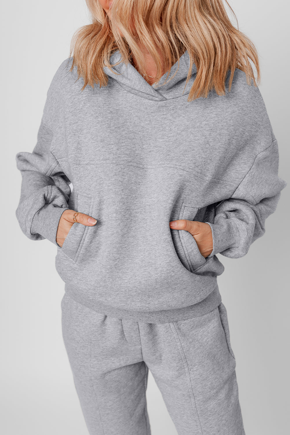 Set di felpe e pantaloni sportivi grigi con cuciture uniche e scoperti
