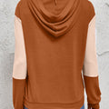 Gold Flame Contrast-Farbe, gerippter Patchwork-Hoodie mit gekreuztem Pullover-Neck - Foto 2