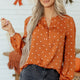 Braunes Polka-Punkte-Muster mit halbem V-Knopf-Ausschnitt und eleganter Bluse mit langen Ärmeln