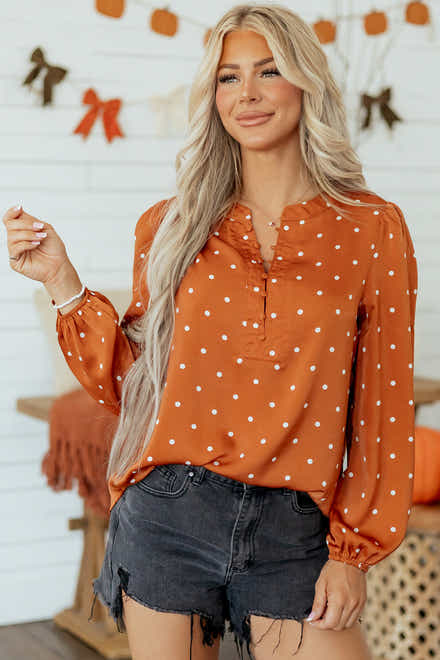 Chemisier à manches longues à pois marron à demi-boutons et col en V - Image de mode féminine 1