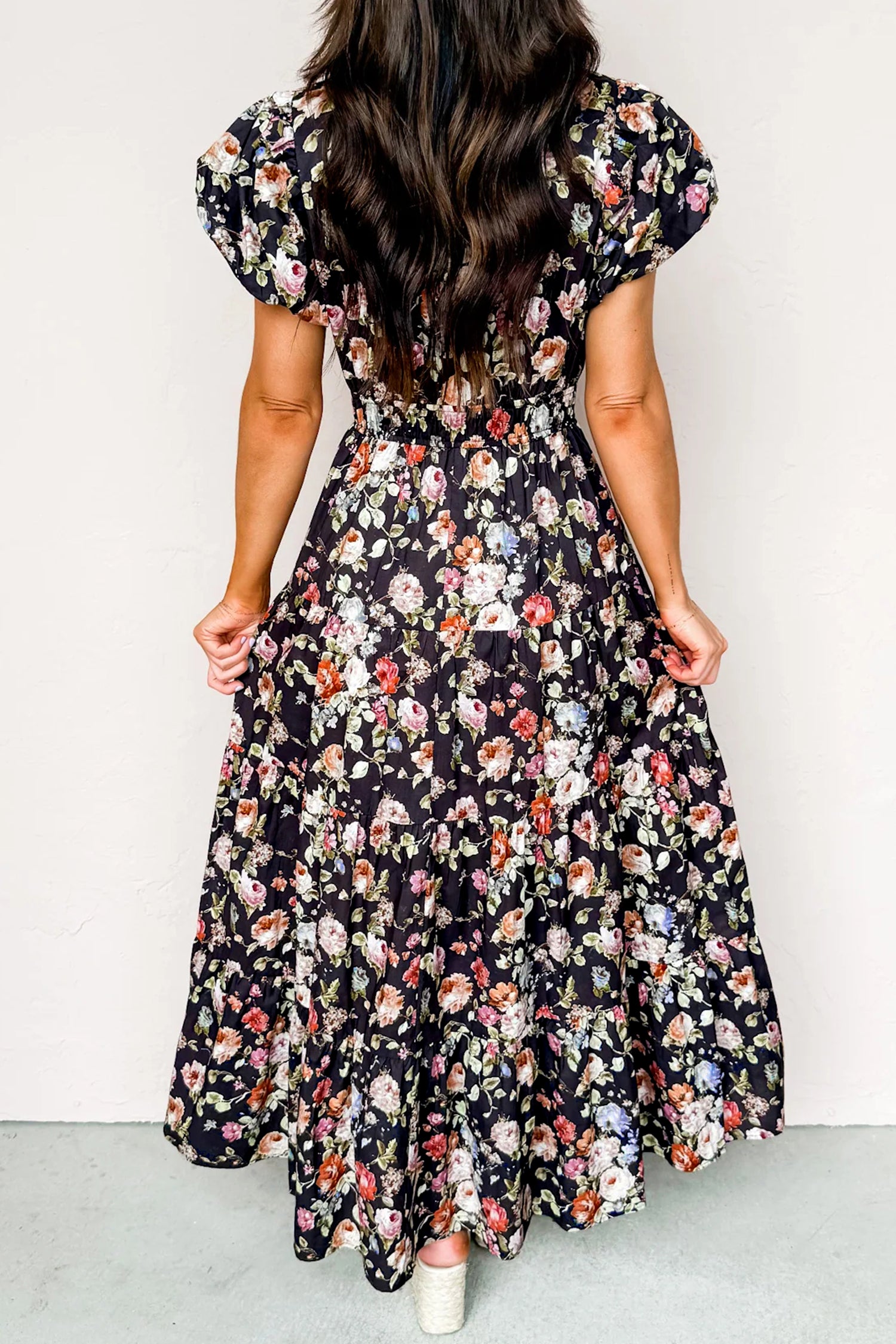 Schwarzes Maxi-Kleid mit Blumenmuster mit V-Ausschnitt und Falten gestuft – Damesmode Afbeelding 2