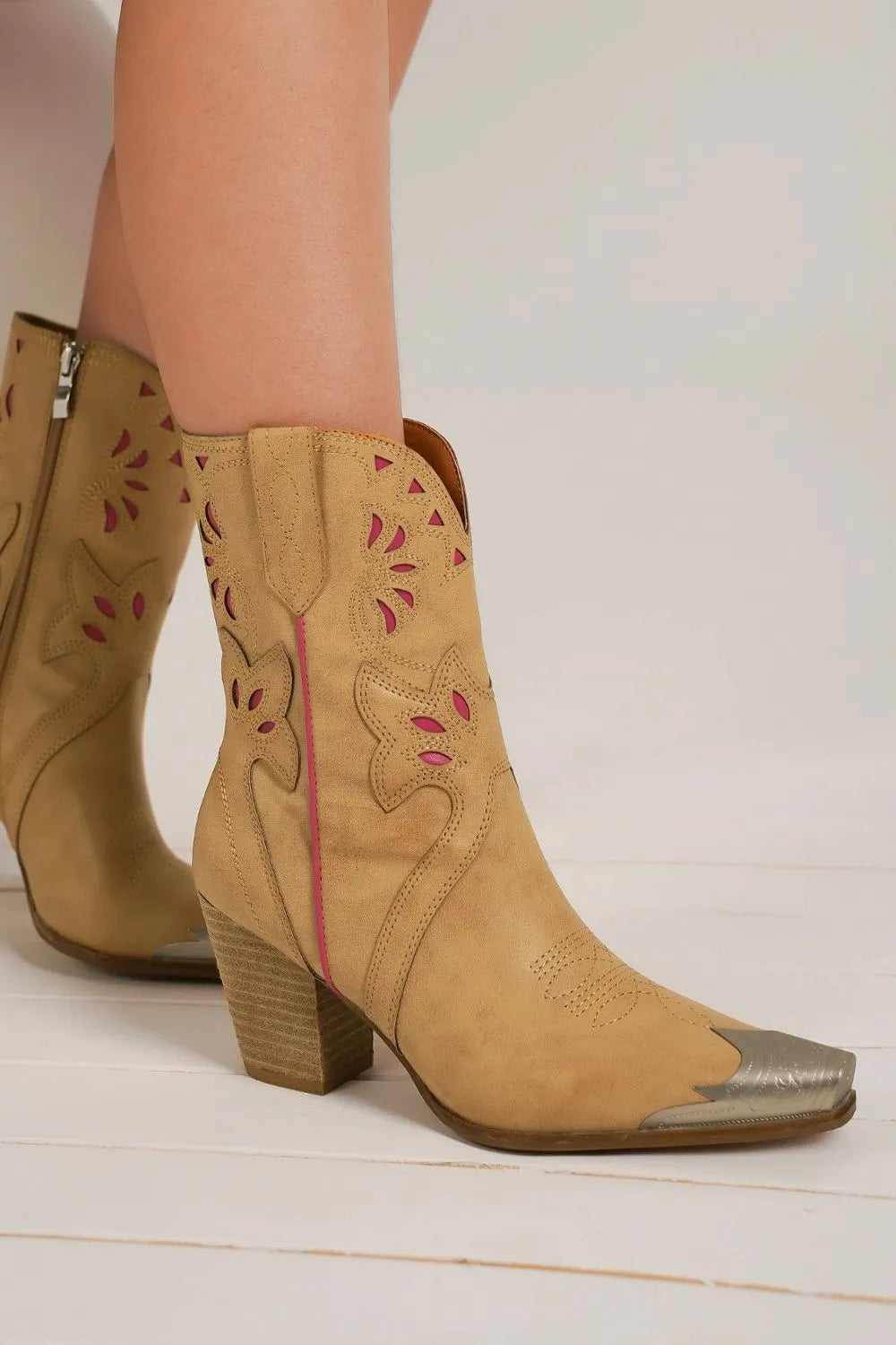 Beast Fashion Cut-Out Floral Embroidery Boots - Luxe Damesmode & Kleding Collectie | Redblad Nederland