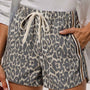 Mehrfarbige, leopardenartige, gestreifte Denim-Shorts mit Kordelzug