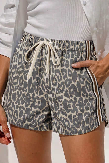 Pantaloncini in denim con motivi leopardi multicolore, dettagli a riga, con cordino