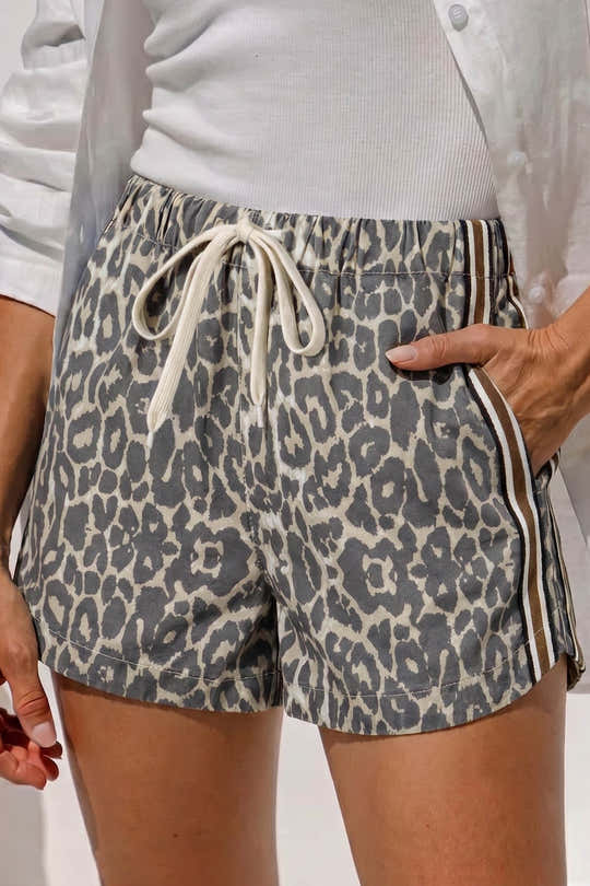 Mehrfarbige, leopardenartige, gestreifte Denim-Shorts mit Kordelzug