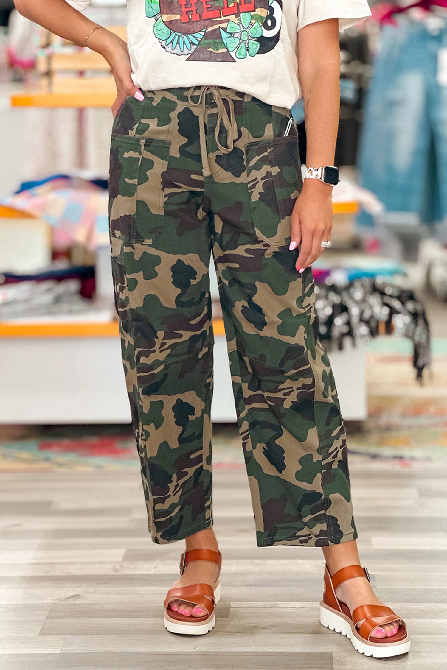 Grüner Tarnmuster mit Kordelband und Taschen-Barrel-Jeans
