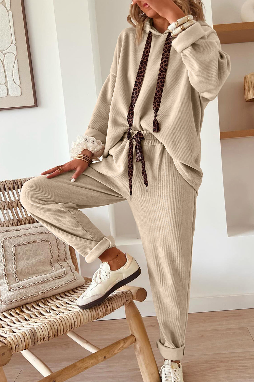Pergamena con camicia leopardata felpa con cappuccio e pantaloni a vita alta Completo in velluto a coste